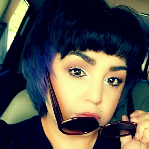 Meet your Posher, Jennette - Picture 1 of 1